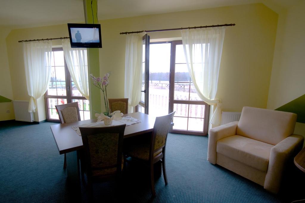 Hotel Gosciniec Horyzont Zemborzyce Tereszynskie Ruang foto